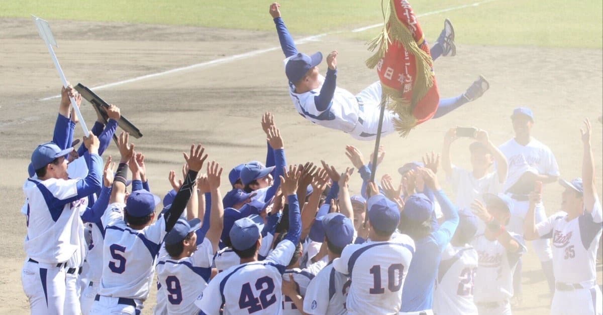 全日本大学野球選手権への出場を決めて喜ぶ北九州市立大学硬式野球部